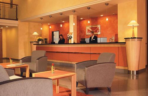InterCityHotel Düsseldorf - Dusseldorf - Front desk
