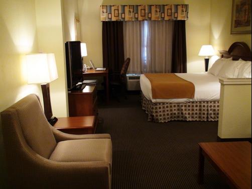 Holiday Inn Express & Suites Greenville - Greenville - Bedroom