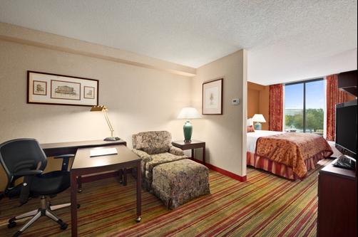 Ramada Suites Orlando Airport - Orlando - Bedroom