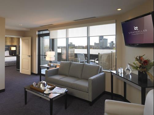 The Strathallan- a DoubleTree by Hilton - Rochester - King bedroom