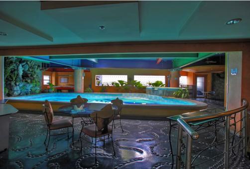 24h Apartment Hotel - Makati - Pool
