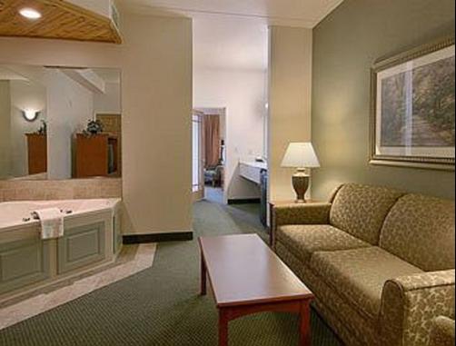 Days Inn & Suites Bozeman - Bozeman - King bedroom