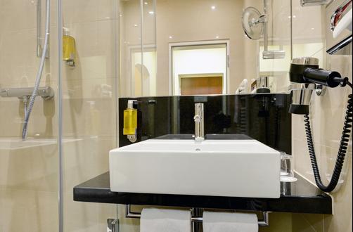InterCityHotel München - Munich - Bathroom