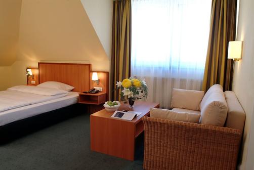 InterCityHotel München - Munich - Bedroom