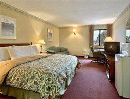 Econo Lodge - Milldale - King bedroom