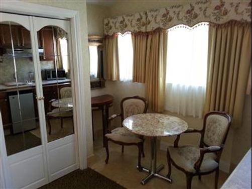 Vendange Carmel Inn and Suites - Carmel-by-the-Sea - Living room
