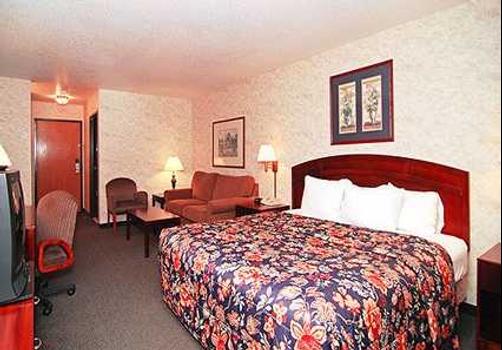 Centerstone Inn & Suites - Maquoketa - King bedroom