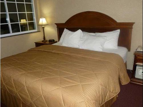 Centerstone Inn & Suites - Maquoketa - Bedroom