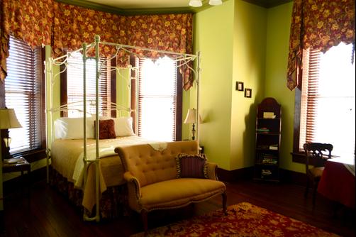 Brick House on Main - Gnadenhutten - Queen bedroom
