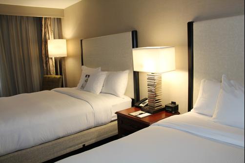 Fresno Hotel and Conference Center - Fresno - Bedroom