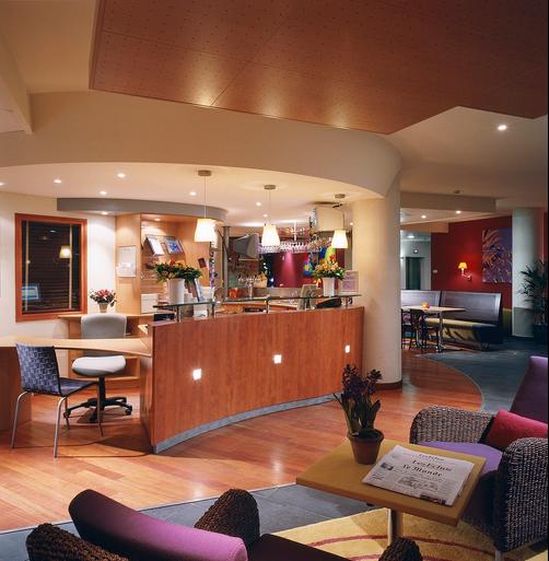 Suite Novotel Paris Rueil Malmaison - Rueil-Malmaison - Front desk