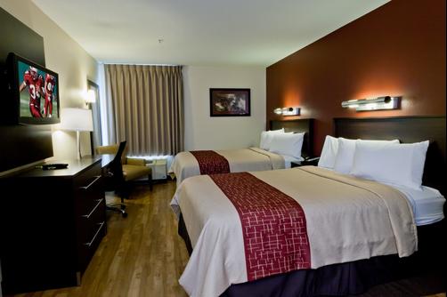 Red Roof Plus+ Boston - Logan - Saugus - Bedroom