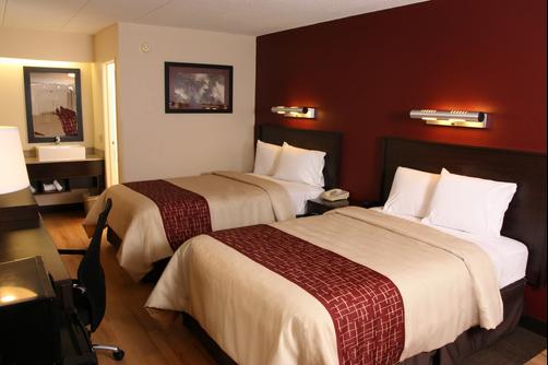 Red Roof Plus+ Boston - Logan - Saugus - Bedroom