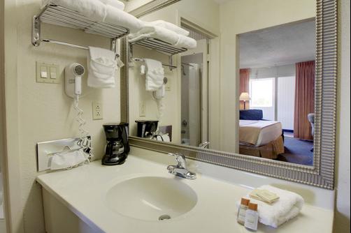 Days Inn Cedar Falls- University Plaza - Cedar Falls - Bedroom