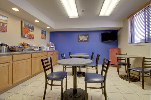 Super 8 Iowa City/Coralville - Coralville - Restaurant