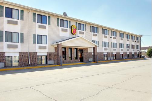 Super 8 Hays KS - Hays - Building