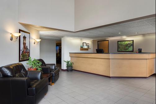 Super 8 Menomonie WI - Menomonie - Lobby