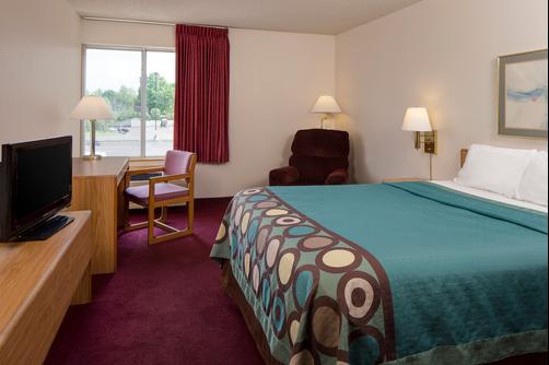 Super 8 Menomonie WI - Menomonie - King bedroom
