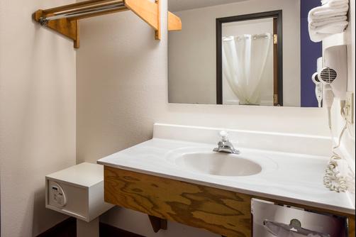 Super 8 Menomonie WI - Menomonie - Bathroom