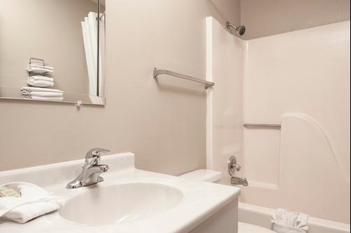 Super 8 O Neill NE - Oneill - Bathroom