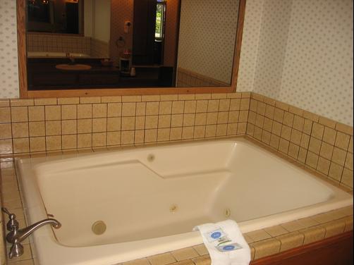 Econo Lodge - Medford - Bathroom