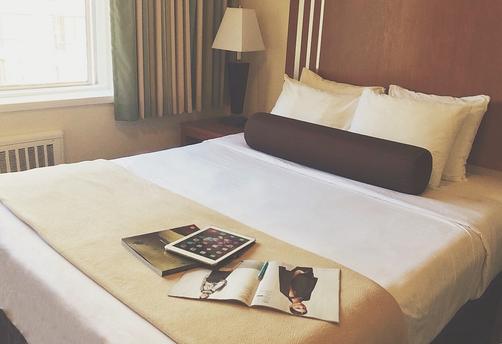 Greenbrier Hotel - Vancouver - Queen bedroom