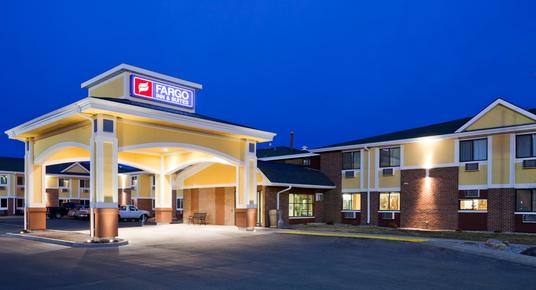 Fargo Inn & Suites - Fargo - Building