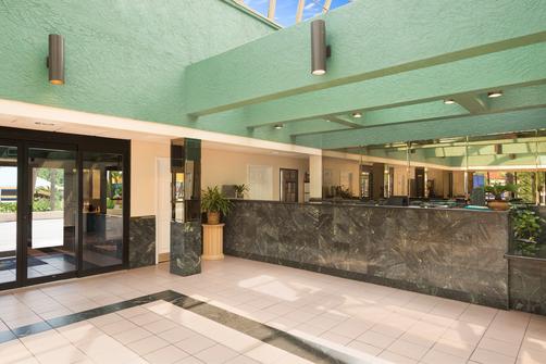 Days Inn Panama City Beach/Ocean Front - Panama City Beach - Lobby
