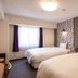 Court Hotel Shinyokohama guest room in Yokohama with two beds and floral accent wall