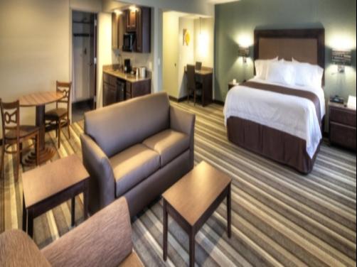 The East Avenue Inn & Suites - Rochester - Bedroom