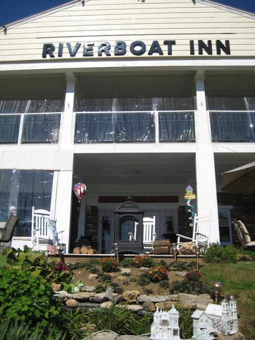 Riverboat Inn & Suites - Madison