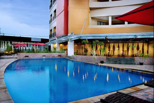 Aston Pontianak Hotel and Convention Center - Pontianak - Pool
