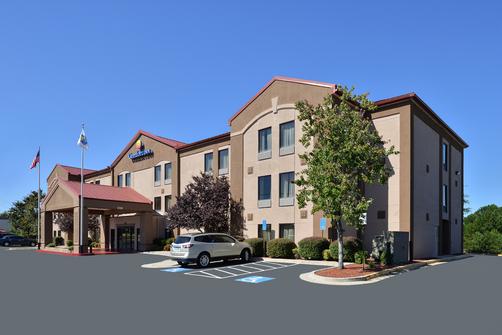Comfort Inn & Suites at Stone Mountain - Stone Mountain - Building