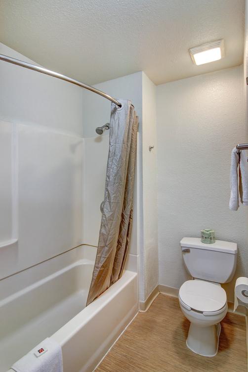Motel 6 Santa Barbara Beach - Santa Barbara - Bathroom
