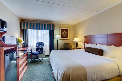 Best Western PLUS Augusta Civic Center Inn - Augusta - Bedroom