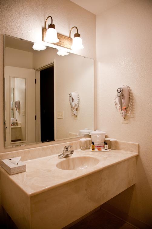 Stratford Inn - Ashland - Bathroom