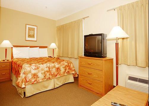 MainStay Suites Greenville Airport - Greer - Bedroom
