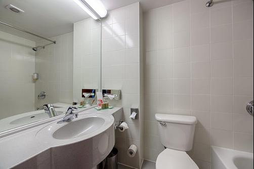 Ramada Bucharest Parc - Bucharest - Bathroom