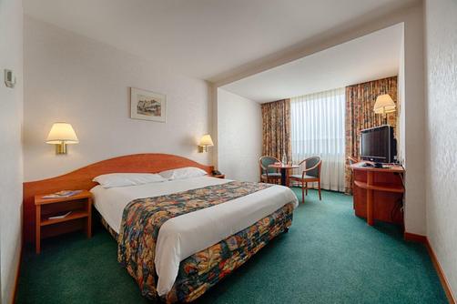 Ramada Bucharest Parc - Bucharest - Queen bedroom