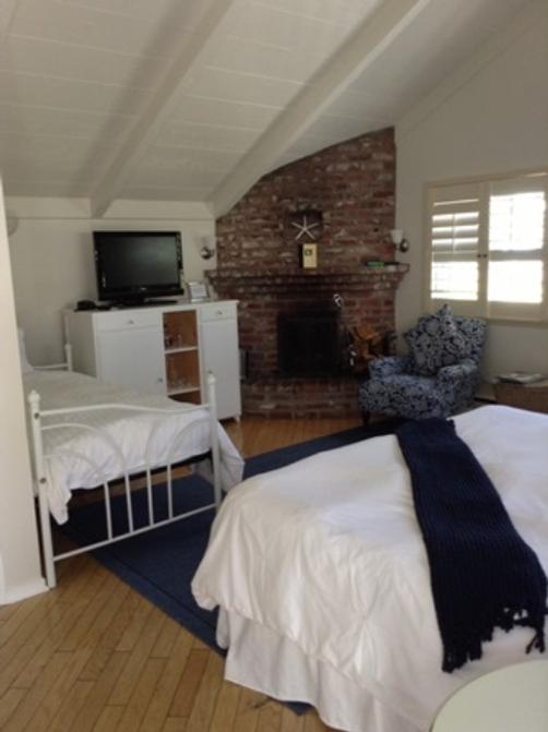 Lamp Lighter Inn & Sunset House Suites - Carmel-by-the-Sea - Bed