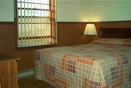 4 Winds Motel - Baraboo - Bed