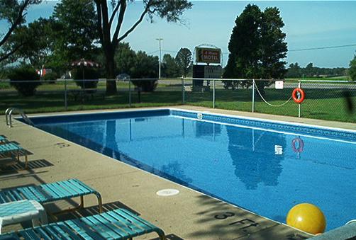 4 Winds Motel - Baraboo - Pool