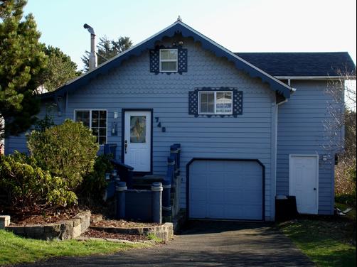 5-J's BeachHouse - Otter Rock - Building