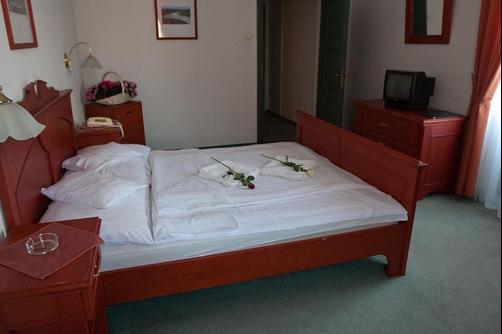 Var Hotel Wellness Castle - Visegrad - Bedroom