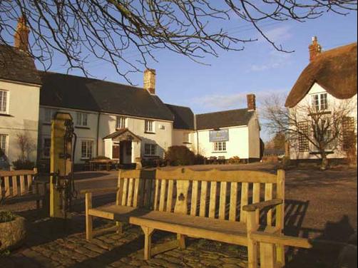 The Half Moon Inn - Beaworthy - Building