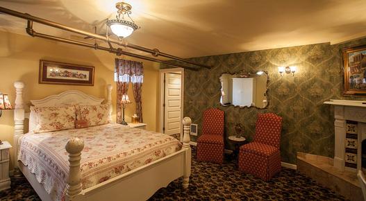 The Lion and the Rose Victorian Bed & Breakfast - Portland - Bedroom