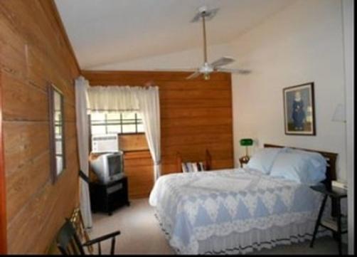 Cypress House Bed & Breakfast - Bushnell - Bedroom