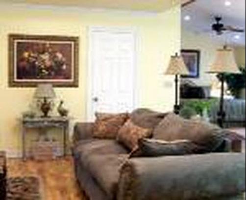 A Touch of Country Bed & Breakfast - New Iberia - Living room