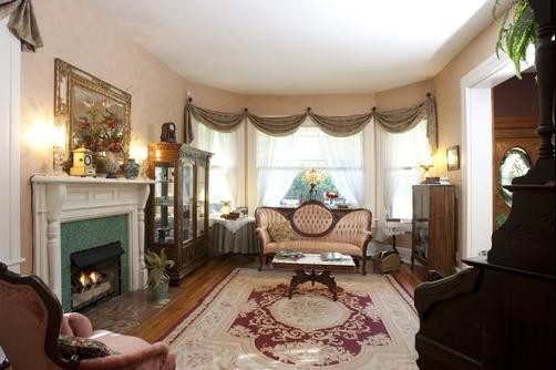 A Bed Of Roses - Asheville - Living room