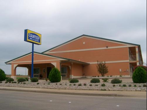 Courtesy Inn & Suites - Mansfield - Building